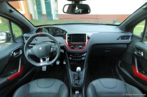 Peugeot 208 GTi intérieur - essai Vivre Auto